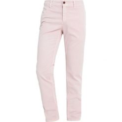 Spodnie męskie: Tommy Jeans SLIM PRINTED SOFT Chinosy violet ice