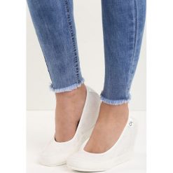 Czółenka: Białe Koturny Casual Step