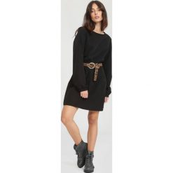 Czarna Sukienka Emotion. Czarne sukienki damskie other, s, bez wzorów, wizytowe, bez kołnierzyka, bez rękawów. Za 44,99 zł.