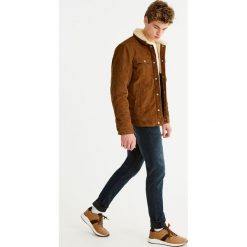 Ciemne jeansy slim comfort fit. Niebieskie rurki męskie marki Pull&Bear, z denimu. Za 89,90 zł.