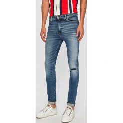 Tommy Jeans - Jeansy Simon. Niebieskie jeansy męskie Tommy Jeans, bez wzorów. W wyprzedaży za 399,90 zł.