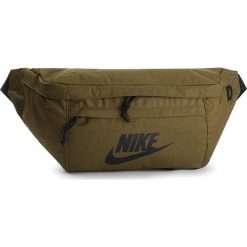 Saszetka nerka NIKE - BA5751 368 Zielony. Zielone torby męskie skórzane Nike, bez wzorów, z materiału, młodzieżowe. W wyprzedaży za 129,00 zł.