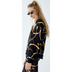 Bluza w łańcuchy. Czarne bluzy damskie Pull&Bear, bez wzorów, bez rękawów, bez kaptura. Za 89,90 zł.
