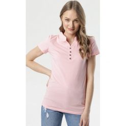 Jasnoróżowy T-shirt Costanza. Różowe bluzki damskie Born2be, s, bez wzorów, ze stójką, z krótkim rękawem. Za 39,99 zł.