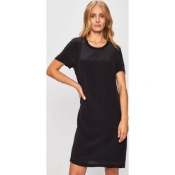 Calvin Klein Jeans - Sukienka. Czarne sukienki damskie Calvin Klein Jeans, na co dzień, s, bez wzorów, z poliesteru, casualowe, z okrągłym kołnierzem, bez rękawów, proste. W wyprzedaży za 279,90 zł.
