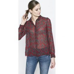 Vero Moda - Koszula Katinka. Czerwone bluzki damskie marki Vero Moda, s, z poliesteru, klasyczne, z klasycznym kołnierzykiem, z długim rękawem. W wyprzedaży za 44,90 zł.
