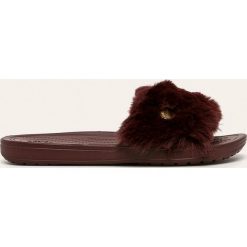 Crocs - Klapki. Czarne klapki damskie Crocs, bez wzorów, z materiału, bez obcasa, na obcasie. W wyprzedaży za 179,90 zł.