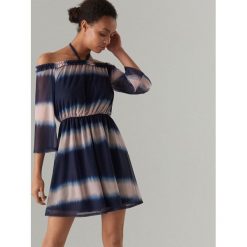 Sukienka hiszpanka z motywem tie dye - Niebieski. Niebieskie sukienki damskie Mohito, s, bez wzorów, bez kołnierzyka, bez rękawów. Za 129,99 zł.