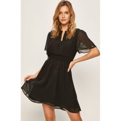 Tommy Jeans - Sukienka. Czarne sukienki damskie Tommy Jeans, na co dzień, s, bez wzorów, z poliesteru, bez kołnierzyka, z krótkim rękawem, krótkie, mini, proste. Za 449,90 zł.