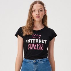 T-shirt z kolorowym napisem - Czarny. Czarne t-shirty damskie Sinsay, s, z napisami, bez kołnierzyka. Za 14,99 zł.
