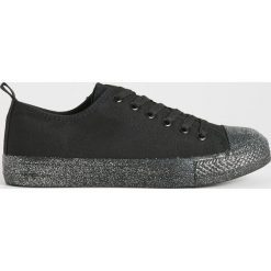 Trampki - Czarny. Czarne trampki i tenisówki damskie marki Sinsay, bez wzorów, bez zapięcia. Za 59,99 zł.