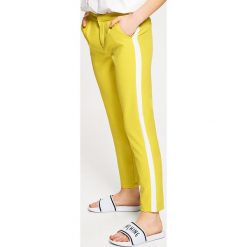 Chinosy damskie: Materiałowe chino slim z lampasem – Żółty