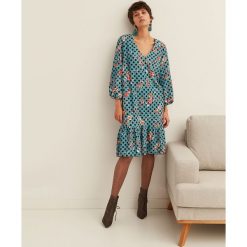 Sukienka damska we wzory. Niebieskie sukienki damskie Top Secret, na co dzień, na zimę, w kwiaty, eleganckie, bez kołnierzyka, bez rękawów. W wyprzedaży za 59,99 zł.