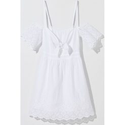 Bawełniana sukienka off shoulder z koronką - Kremowy. Białe sukienki damskie Mohito, w koronkowe wzory, z bawełny, bez kołnierzyka, bez rękawów. Za 159,99 zł.