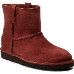 Buty UGG - W Classic Unlined Mini 1017532 W/Rdcl. Czerwone kozaki damskie Ugg, ze skóry, bez obcasa, bez zapięcia. W wyprzedaży za 359,00 zł.