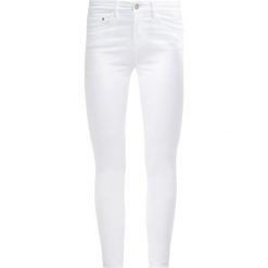 Wåven FREYA Jeans Skinny Fit white. Białe jeansy damskie relaxed fit marki Wåven, z bawełny. W wyprzedaży za 174,30 zł.