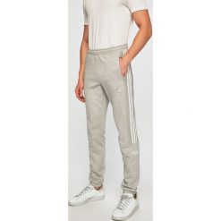 Adidas Originals - Spodnie. Szare spodnie męskie adidas Originals, na co dzień, s, bez wzorów, z bawełny, casualowe. W wyprzedaży za 239,90 zł.
