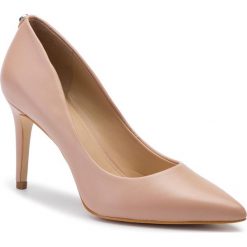 Szpilki GUESS - Bennie11 FL7B11 LEA08 NUDE. Brązowe półbuty damskie Guess, z aplikacjami, ze skóry ekologicznej, eleganckie, bez obcasa, na obcasie, bez zapięcia. Za 579,00 zł.