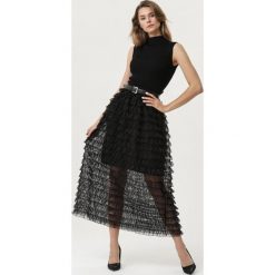 Czarna Sukienka Argenton. Czarne sukienki damskie Born2be, s, w koronkowe wzory, z dzianiny, eleganckie, z golfem, bez rękawów, maxi, dopasowane. Za 189,99 zł.