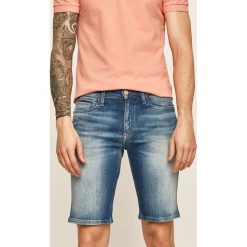 Tommy Jeans - Szorty jeansowe. Niebieskie spodenki i szorty męskie Tommy Jeans, bez wzorów, z elastanu, casualowe. W wyprzedaży za 239,90 zł.