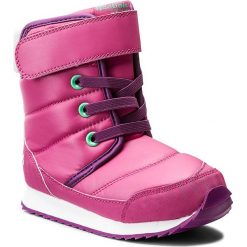 Śniegowce Reebok - Snow Prime BS7779 Pink/Aubergine/Emerald. Różowe kozaki dziewczęce marki Reebok, bez zapięcia. W wyprzedaży za 159,00 zł.
