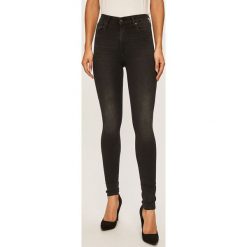 Levi's - Jeansy 721. Czarne jeansy damskie Levi's®, s, bez wzorów, z elastanu, z podwyższonym stanem. Za 379,90 zł.