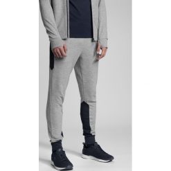 Spodnie dresowe męskie Kamil Stoch Collection SPMD501 - szary melanż. Szare spodnie męskie 4f, na imprezę, m, bez wzorów, z dzianiny. W wyprzedaży za 129,99 zł.