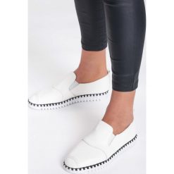 Białe Slip On Operose. Białe trampki i tenisówki damskie marki Inny, ze skóry. Za 34,99 zł.