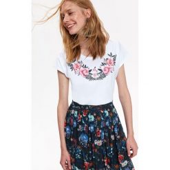 T-SHIRT KRÓTKI RĘKAW DAMSKI, Z OKRĄGŁYM DEKOLTEM, Z NADRUKIEM, BAWEŁNIANY. Białe t-shirty damskie marki Top Secret, z nadrukiem, z bawełny, klasyczne, z okrągłym kołnierzem. W wyprzedaży za 19,99 zł.