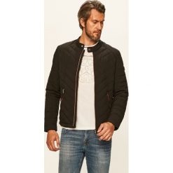 Guess Jeans - Kurtka. Czarne płaszcze męskie Guess Jeans, s, z aplikacjami, z poliesteru, krótkie, bez kaptura. W wyprzedaży za 579,90 zł.