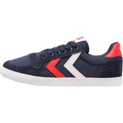 Hummel SLIMMER STADIL Tenisówki i Trampki peacoat. Niebieskie trampki dziewczęce Hummel, ze skóry. Za 249,00 zł.