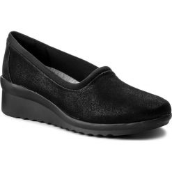 Półbuty CLARKS - Caddell Jaylin 261378154 Black Synthetic. Czarne półbuty damskie Clarks, bez wzorów, ze skóry ekologicznej, bez obcasa, na obcasie, bez zapięcia. W wyprzedaży za 229,00 zł.