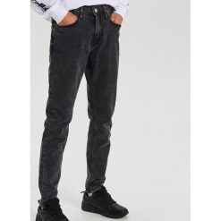Jeansy regular - Czarny. Czarne jeansy męskie Cropp, m, bez wzorów. W wyprzedaży za 89,99 zł.