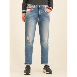 Jeansy Boyfriend Tommy Jeans Sylvm DW0DW07789. Niebieskie jeansy damskie Tommy Jeans. W wyprzedaży za 429,00 zł.