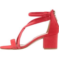 Whistles MARQUELLE Sandały pink. Czerwone sandały damskie marki Whistles, ze skóry. W wyprzedaży za 735,20 zł.