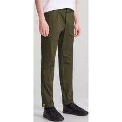 Spodnie chino z kantem - Zielony. Zielone spodnie męskie Reserved, m, bez wzorów. W wyprzedaży za 59,99 zł.