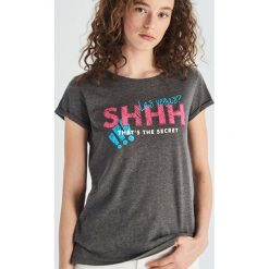 Bawełniany t-shirt z nadrukiem - Szary. Szare t-shirty damskie Sinsay, s, z nadrukiem, z bawełny, bez kołnierzyka. W wyprzedaży za 7,99 zł.