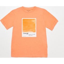 Bawełniany t-shirt z nadrukiem - Pomarańczowy. Pomarańczowe t-shirty męskie Reserved, z nadrukiem, z bawełny, bez kołnierzyka. W wyprzedaży za 12,99 zł.