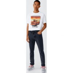 Koszulka z furgonetką w stylu retro. Białe koszulki męskie Pull&Bear, m, bez wzorów, retro, bez kołnierzyka, z krótkim rękawem, krótkie. Za 69,90 zł.