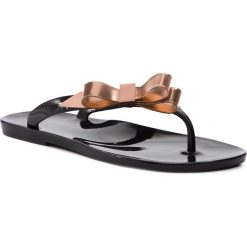 Japonki TED BAKER - Szuszie 9-18178 Black/Rose Gold. Czarne klapki damskie Ted Baker, z aplikacjami, z tworzywa sztucznego, bez obcasa, na obcasie. W wyprzedaży za 209,00 zł.
