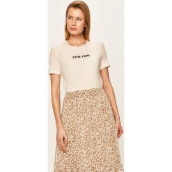 Vero Moda - T-shirt. Białe bluzki damskie Vero Moda, s, z nadrukiem, z elastanu, casualowe, z okrągłym kołnierzem. W wyprzedaży za 49,90 zł.