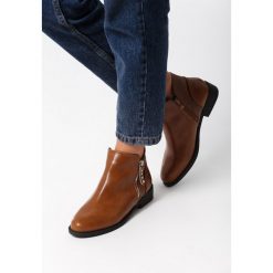 Camelowe Botki Myosotis. Botki damskie Born2be, bez obcasa, na płaskiej podeszwie, na zamek. Za 99,99 zł.