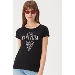 T-shirt I just want pizza - Czarny. Czarne t-shirty damskie Sinsay, s, bez wzorów, bez kołnierzyka. W wyprzedaży za 7,99 zł.