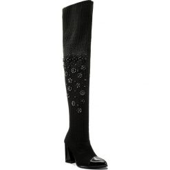 Muszkieterki STUART WEITZMAN - Longlegs XL11214 Jet Mirror. Czarne kozaki damskie marki Stuart Weitzman, ze skóry, bez obcasa, bez zapięcia. W wyprzedaży za 1739,00 zł.