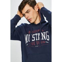 Mustang - Bluza. Niebieskie bluzy męskie Mustang, s, z nadrukiem, z bawełny, z kapturem, bez rękawów, z kapturem. W wyprzedaży za 159,90 zł.