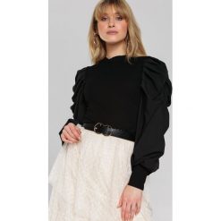 Czarna Bluzka Ivie. Czarne bluzki damskie Renee, s, bez wzorów, z dzianiny, ze stójką, z długim rękawem. Za 89,99 zł.