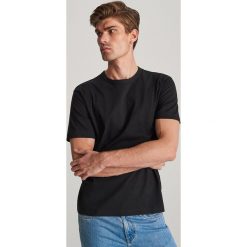 T-shirt basic z bawełny organicznej - Czarny. Czarne t-shirty męskie Reserved, s, bez wzorów, z bawełny, bez kołnierzyka. Za 29,99 zł.