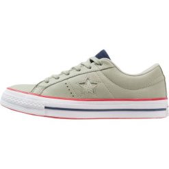 Converse ONE STAR Tenisówki i Trampki surplus sage/gym red. Zielone tenisówki damskie Converse, z materiału. Za 359,00 zł.