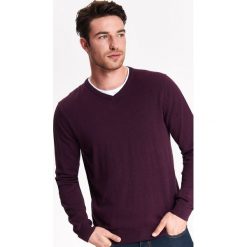 SWETER MĘSKI Z DEKOLTEM W SEREK. Czerwone golfy męskie marki Top Secret, na jesień, l, z dzianiny, biznesowe, z dekoltem w serek. W wyprzedaży za 39,99 zł.