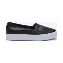 Lacoste Slip On Buty Czarny. Czarne trampki i tenisówki damskie Lacoste, bez wzorów, z materiału, bez zapięcia. Za 376,95 zł.
